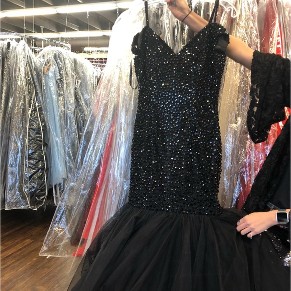 BLACK OFF-SHOULDER WITH/TULLE SKIRT -SIZE 8- DESIGNER-SHERRI HILL BLACK W/BEADS - Picture 2 of 3